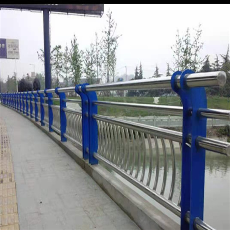 道路防撞护栏护栏焊接喷塑品质好才是硬道理