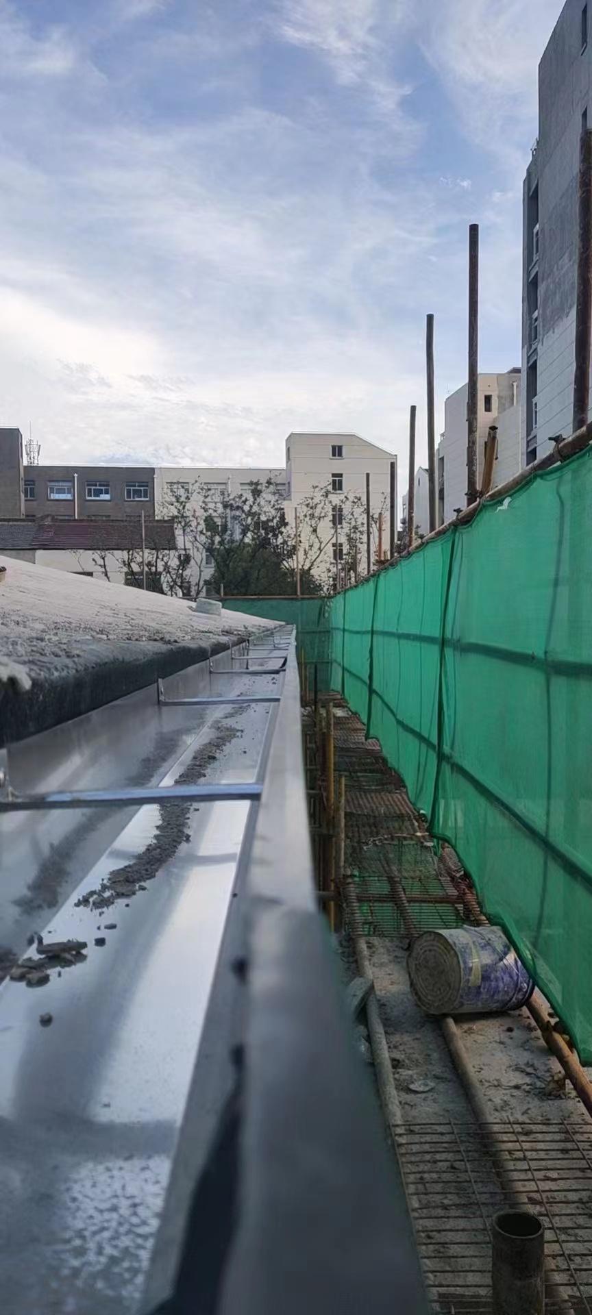 金属半圆型接水槽施工