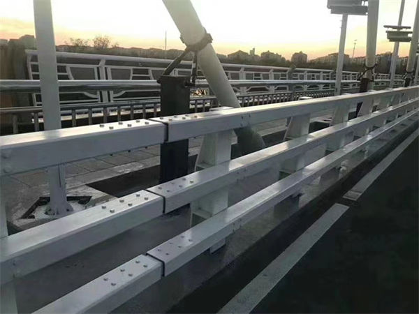 价格低桥梁防撞护栏钢模板的简单介绍
